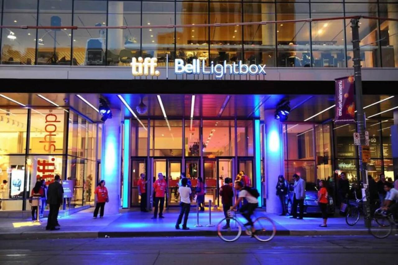 Skyline Waterfront 2Br Plus 2Ba Wparking Near Mtcc Toronto Dış mekan fotoğraf